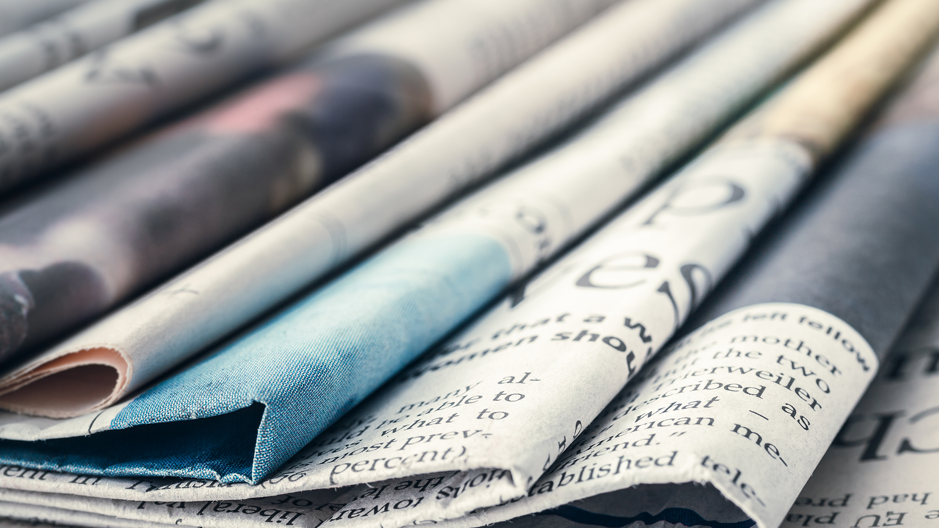 Foldede aviser i bunke