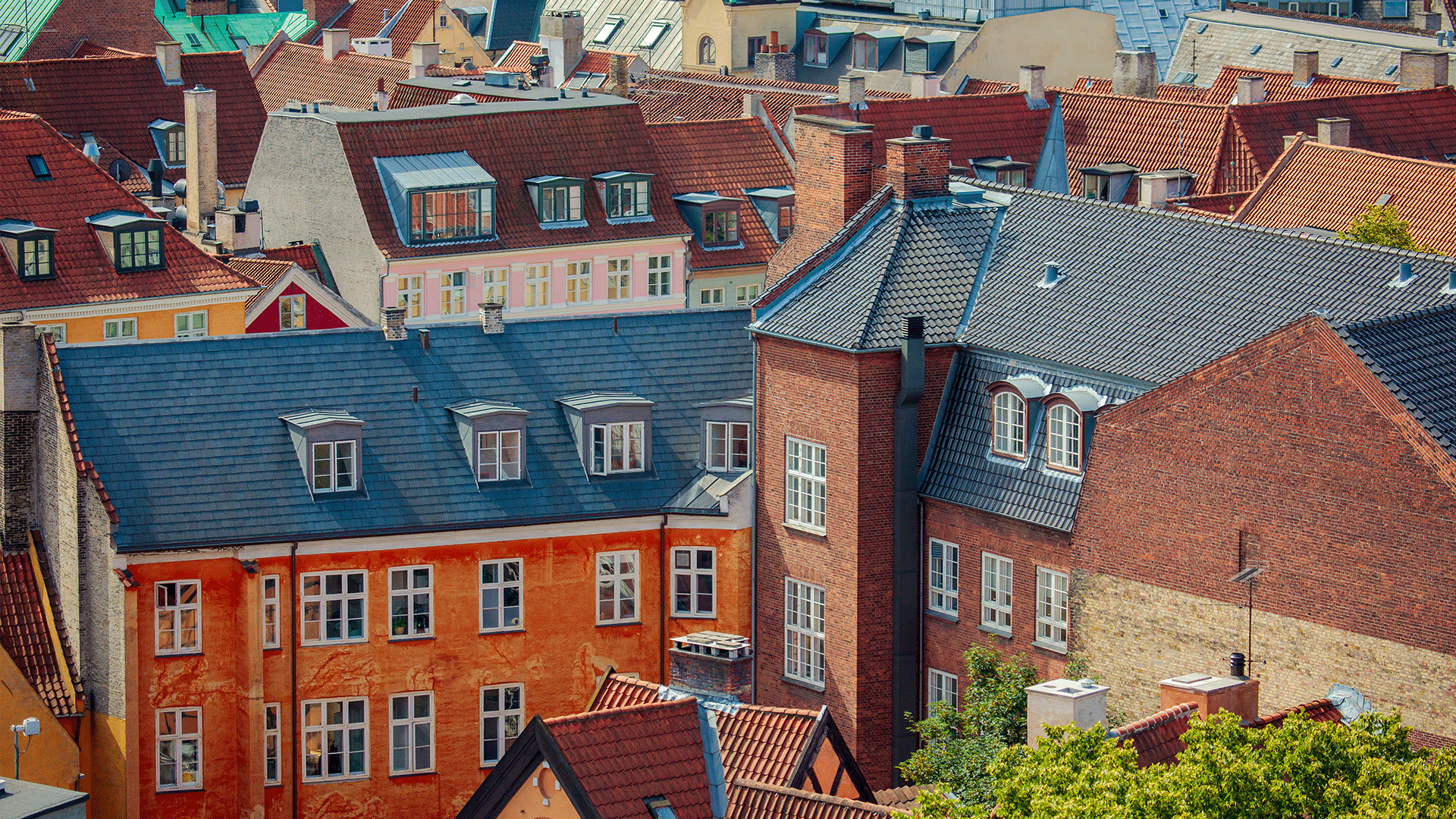 Et billede i fugleperspektiv over bygninger i København by.