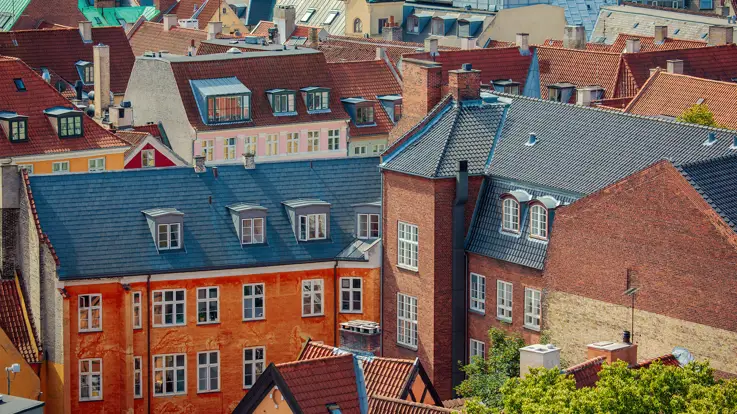Et billede i fugleperspektiv over bygninger i København by.
