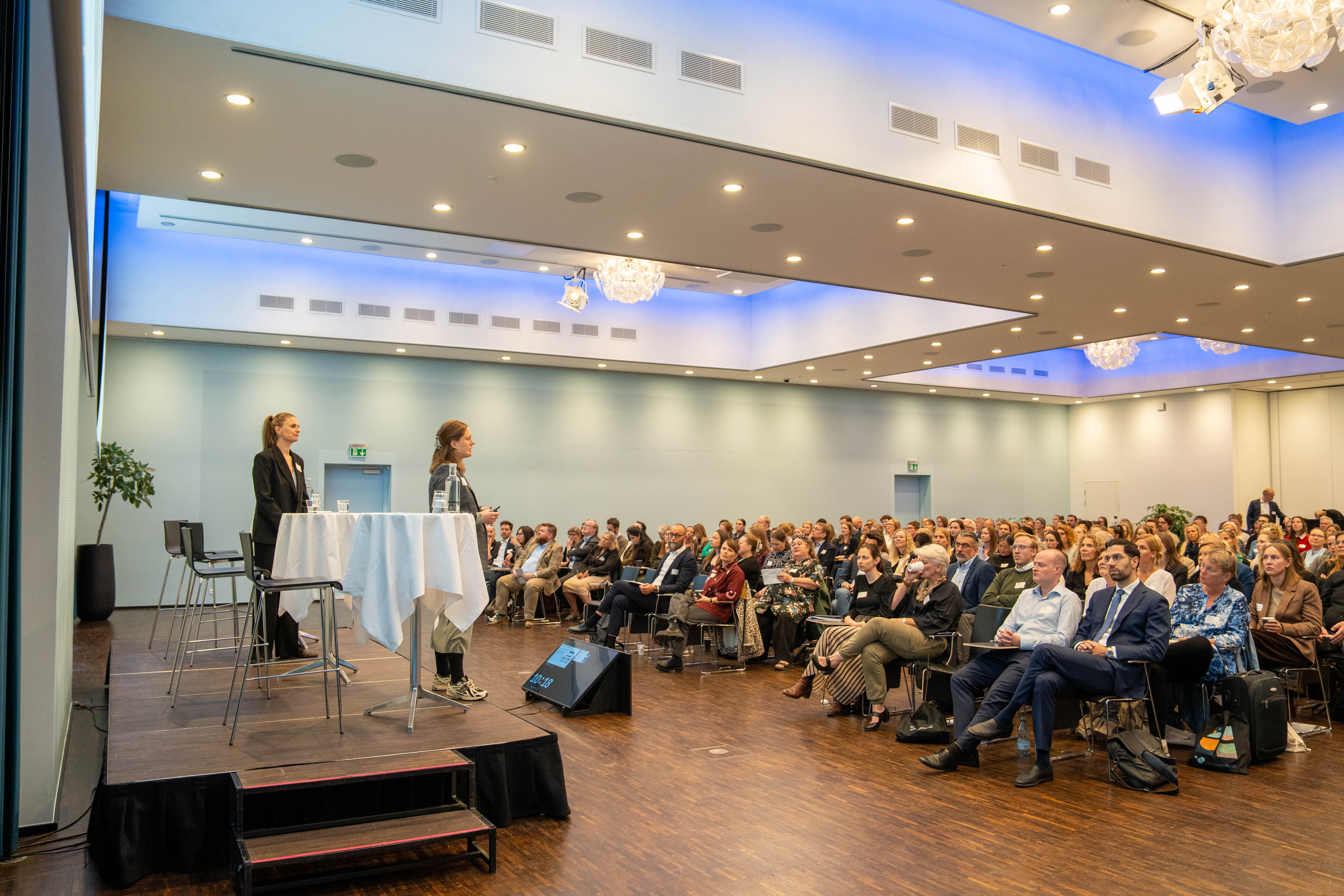 Forvaltningsrettens dag, kvinder underviser, publikum 