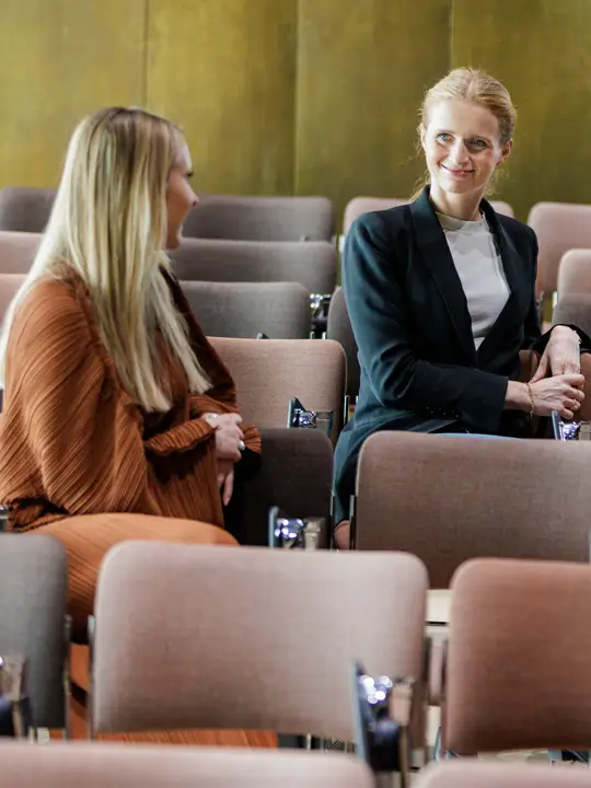 Tre medarbejdere fra Poul Schmith/Kammeradvokaten sidder i konferencelokale og snakker.