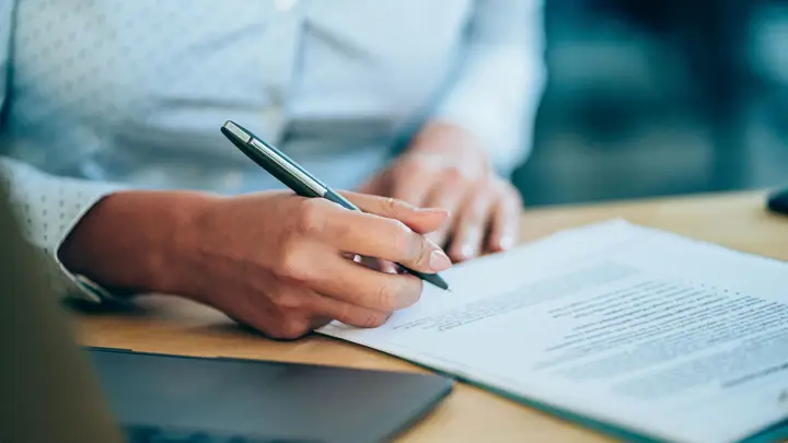 Person underskriver kontrakt
