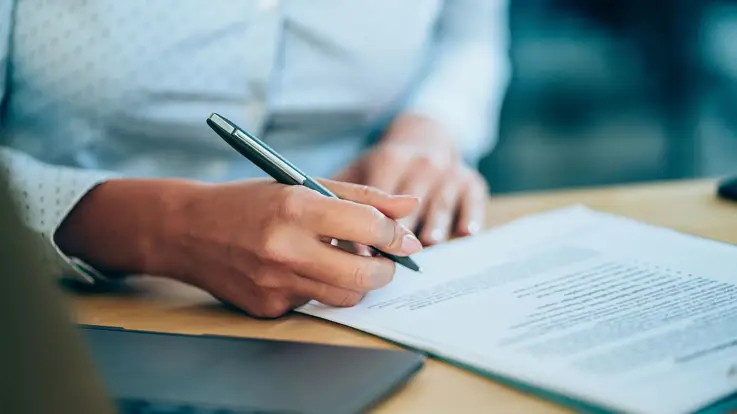 Person underskriver kontrakt