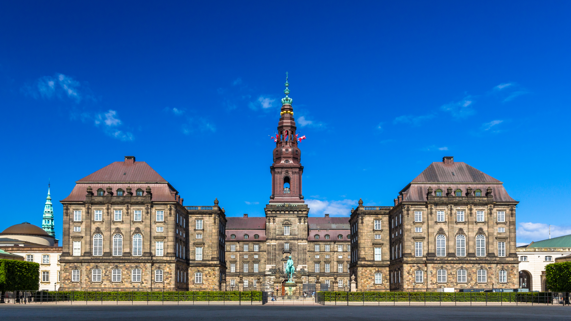 Christiansborg på en solskinsdag