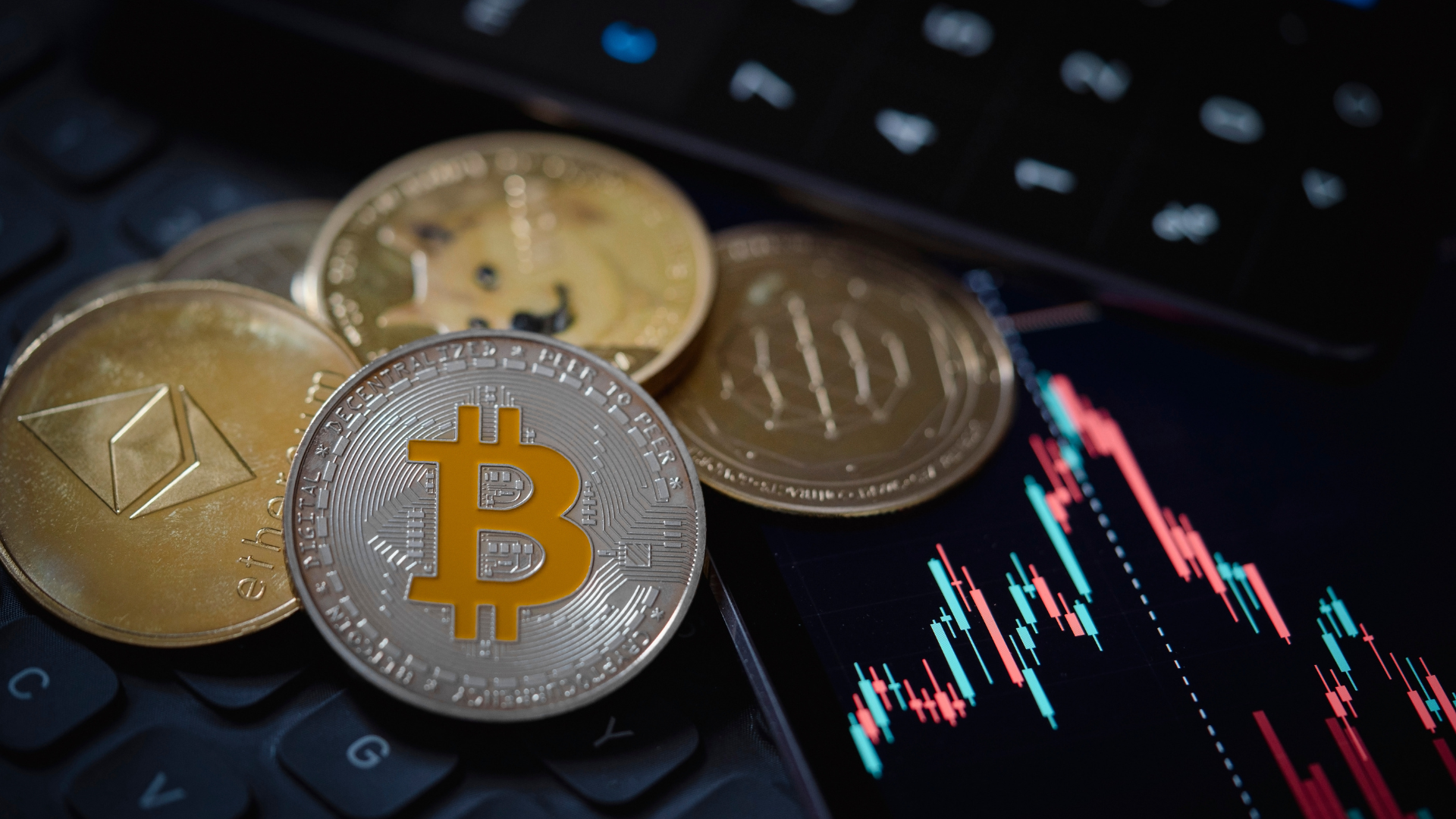 Kryptovaluta ligger i en bunke oven på grafer