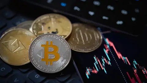 Kryptovaluta ligger i en bunke oven på grafer