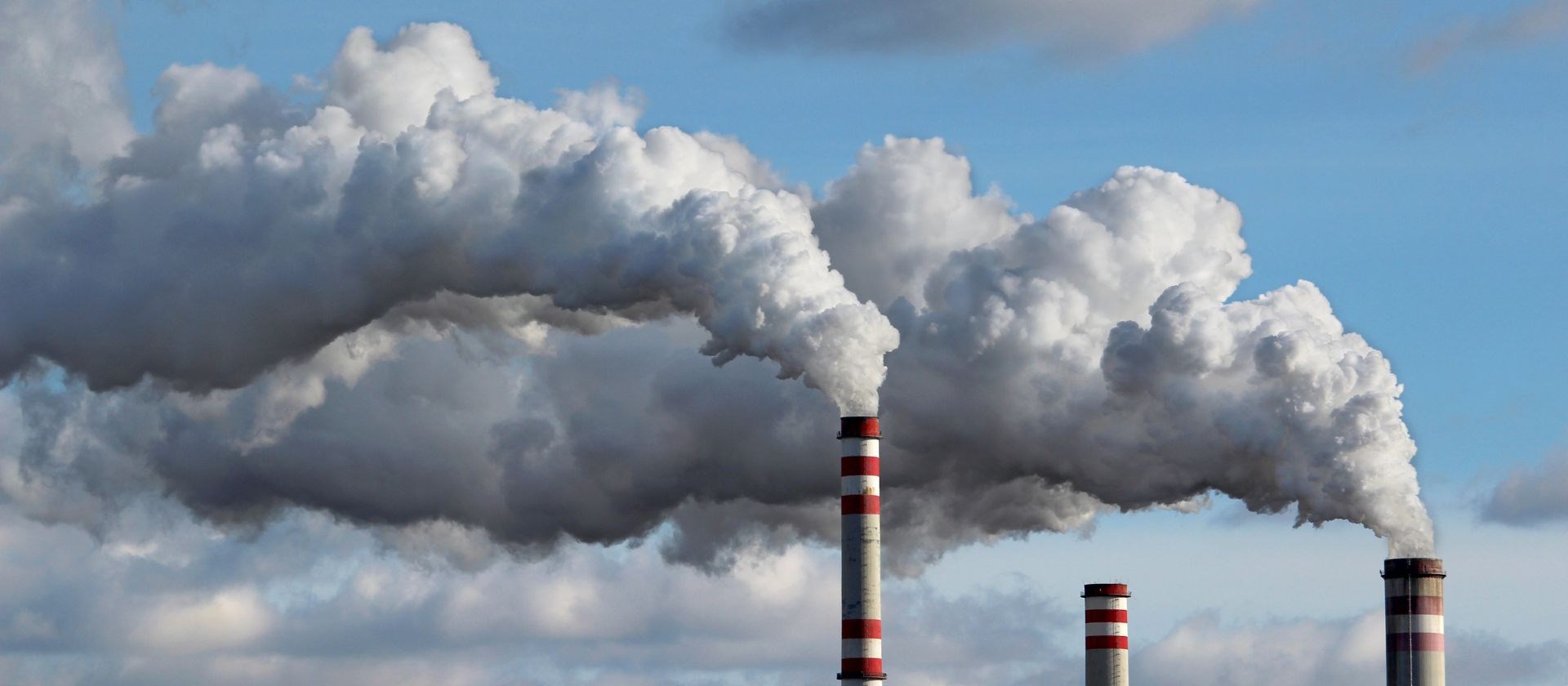 En masse røg kommer ud af skorsten