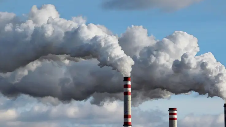 En masse røg kommer ud af skorsten