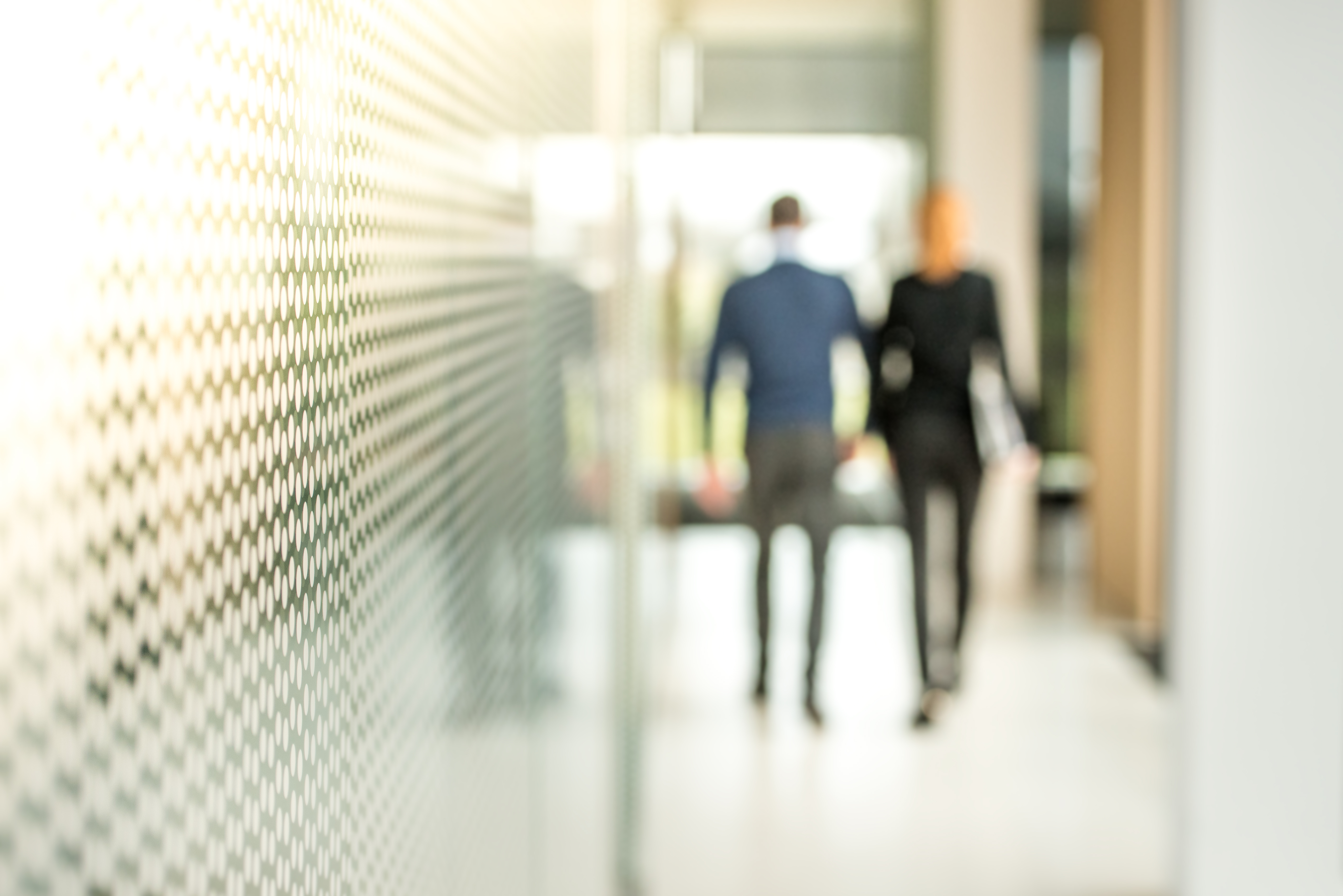 To personer går på gang