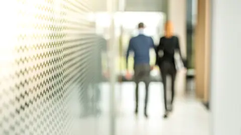 To personer går på gang