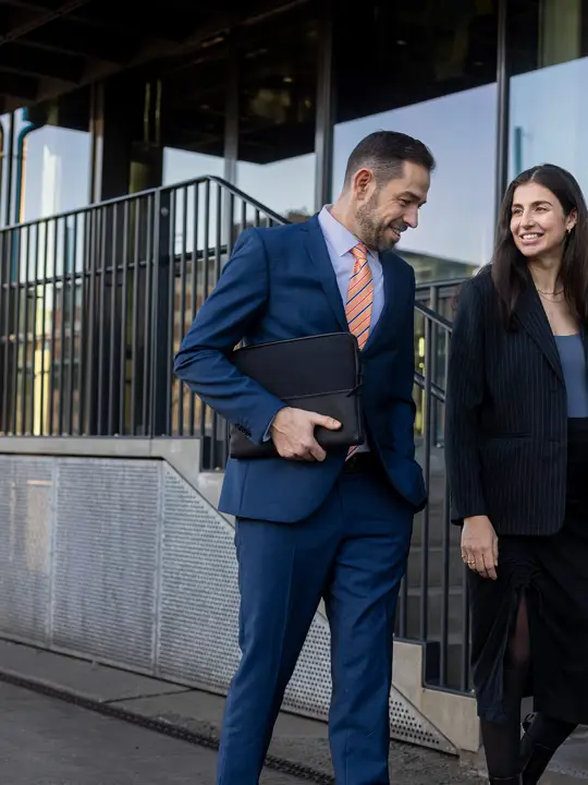 To medarbejdere går ved indgangen til Poul Schmiths domicil i København, KB32.