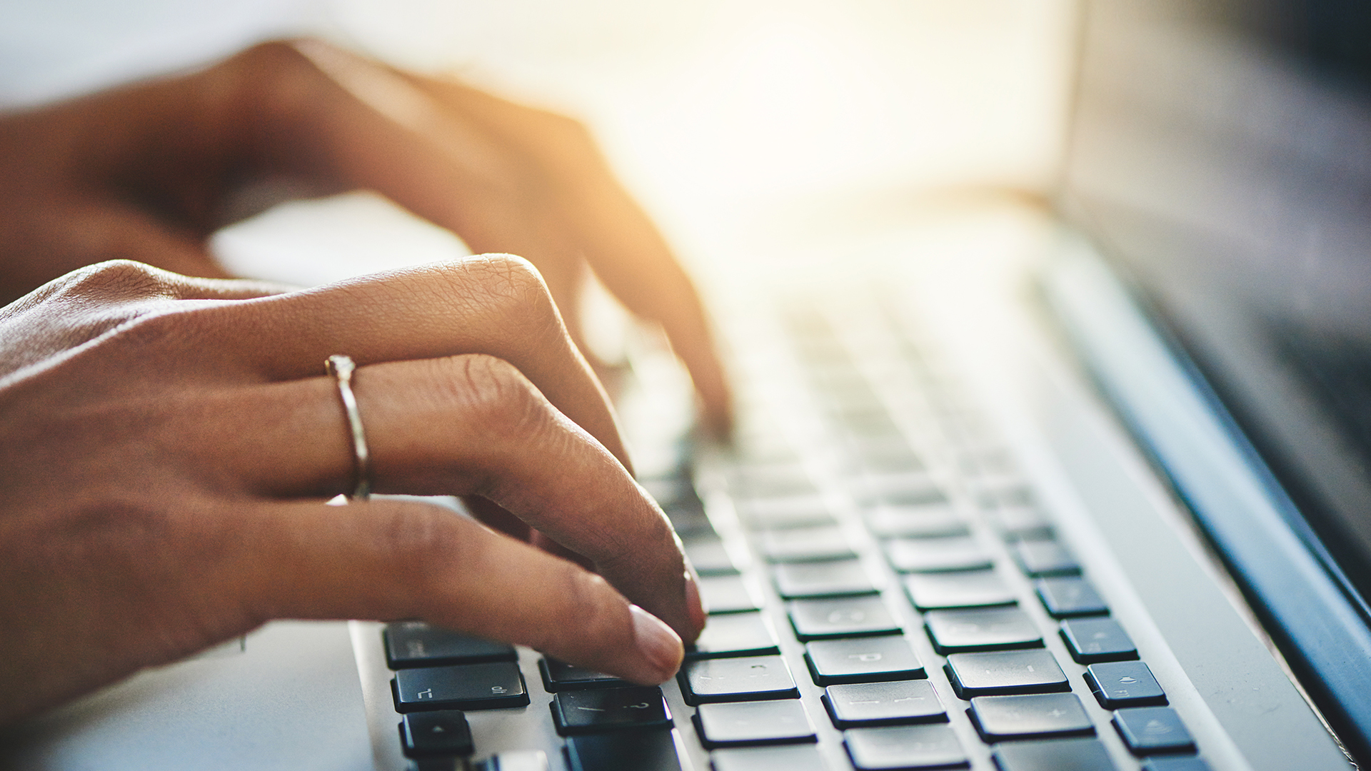 Hænder skriver på computer
