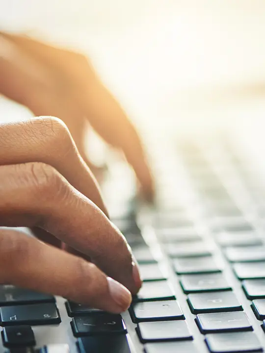 Hænder skriver på computer