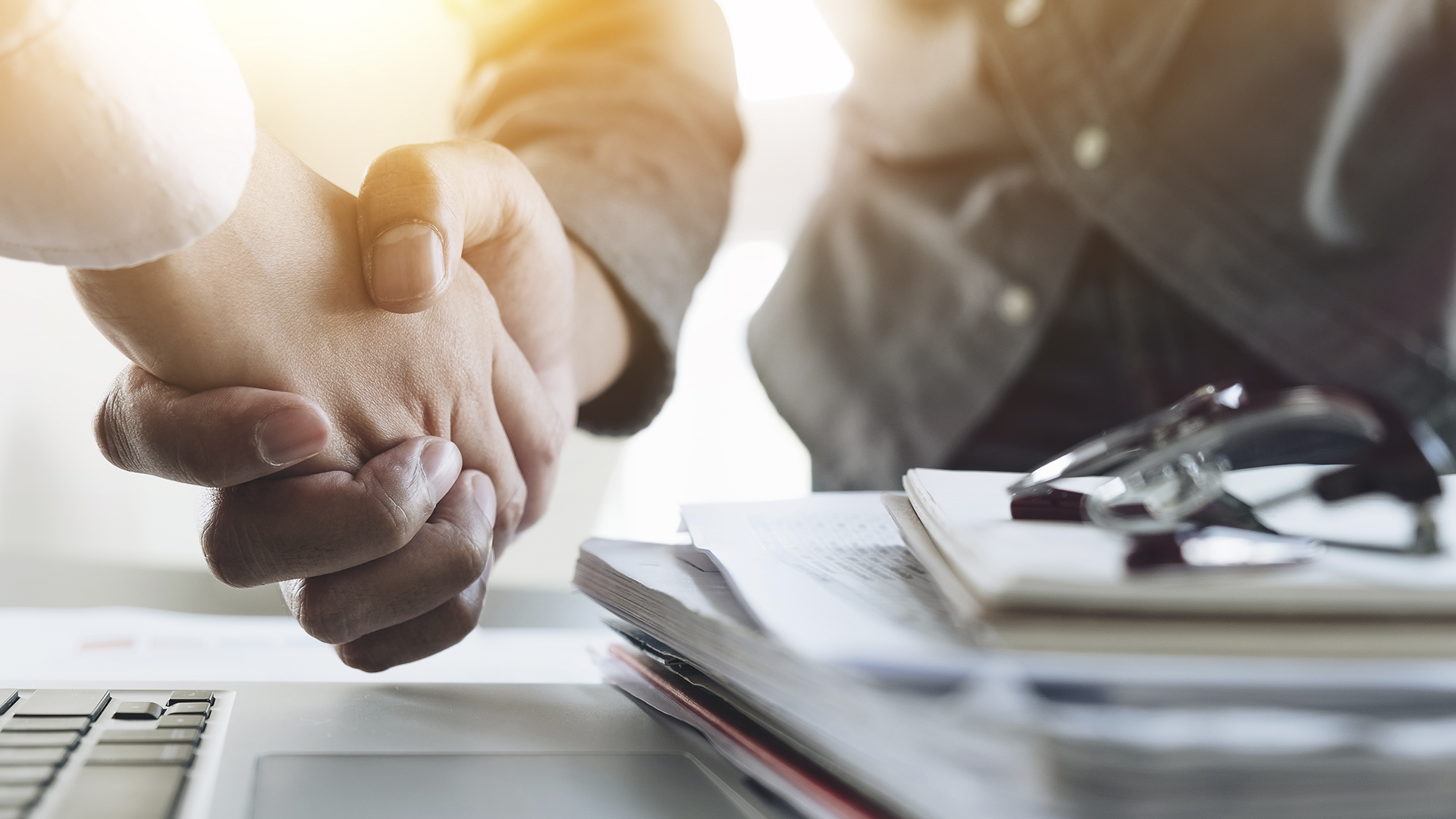 Håndtryk aftale samarbejde