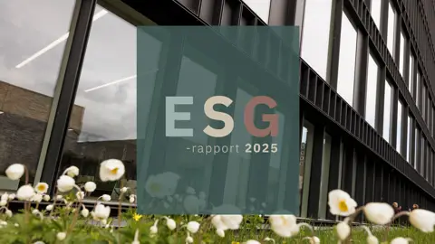 Billede af Poul Schmiths kontor med grøn firkant, hvor på der står ESG-rapport 2025