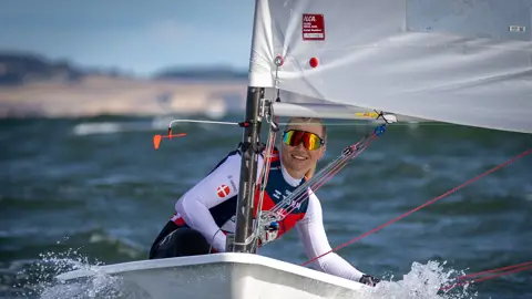 OL-guldmedaljevinder Anne-Marie Rindom sejler i en ILCA-jolle.