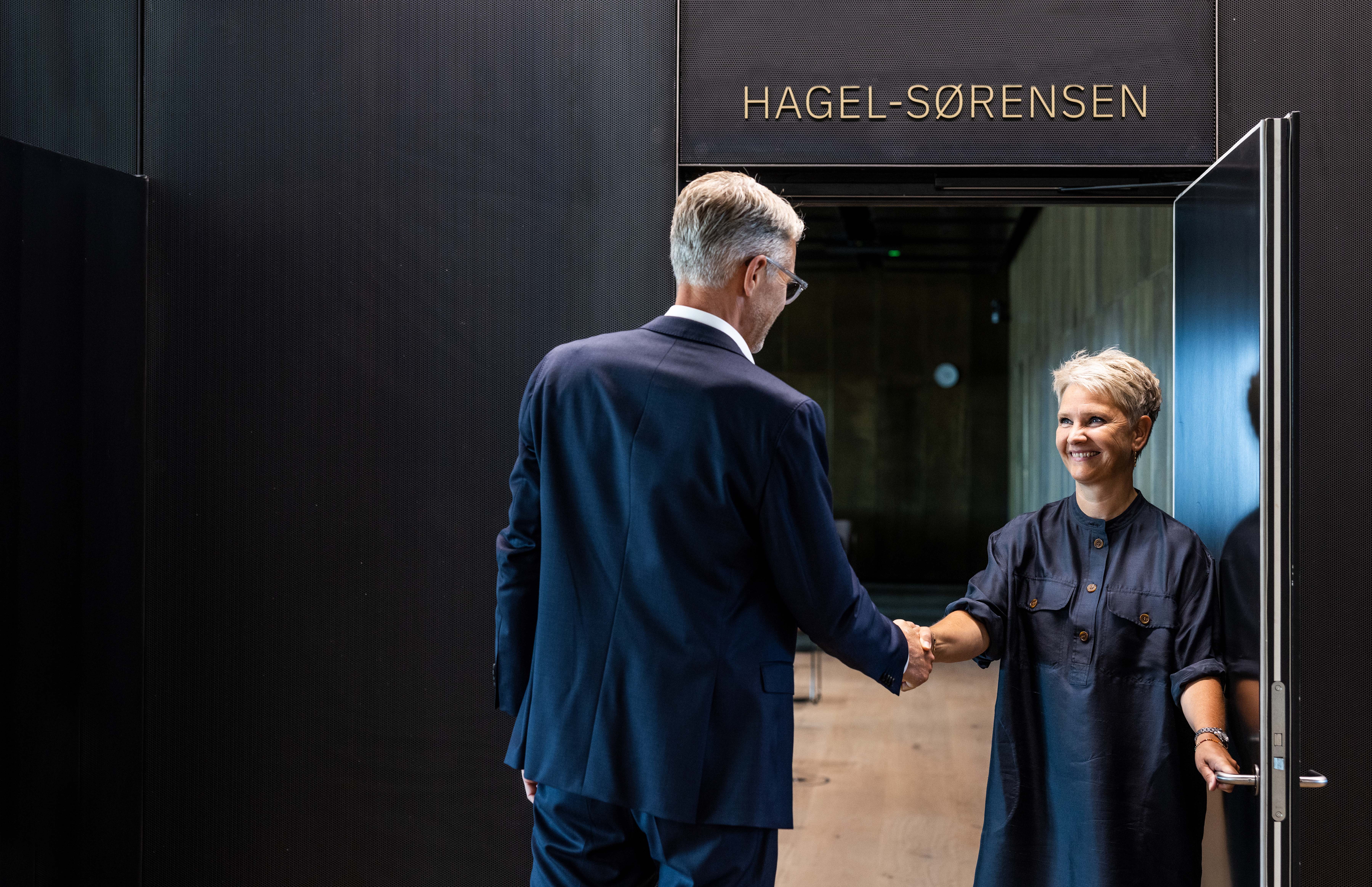 To medarbejdere ved Hagel-Sørensen auditorium hos Poul Schmith/Kammeradvokaten