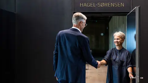 To medarbejdere ved Hagel-Sørensen auditorium hos Poul Schmith/Kammeradvokaten