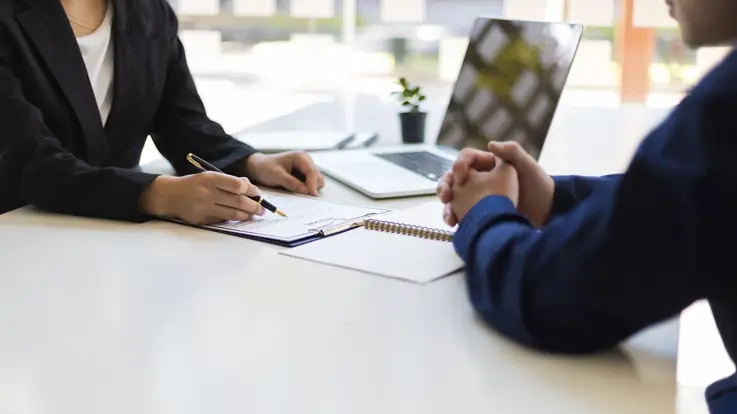 Møde med klient med et dokument på bordet