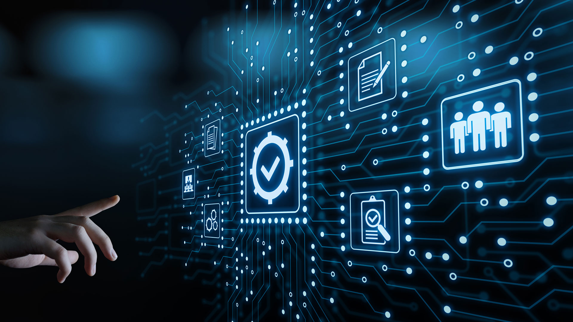 En hånd der peger på en grafik med forskellige ikoner af bl.a. personer, dokumenter og tjeklister.