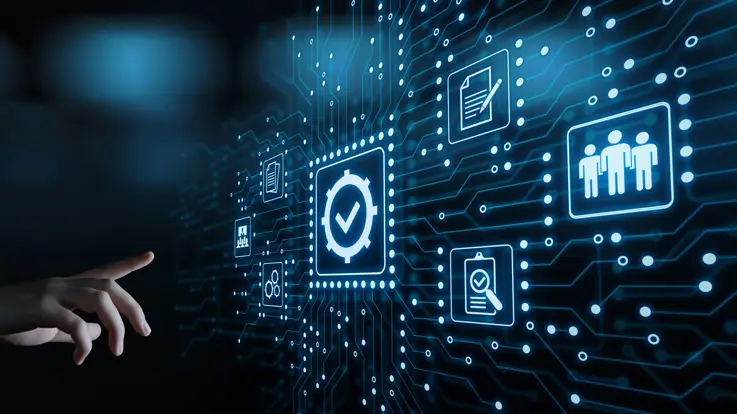 En hånd der peger på en grafik med forskellige ikoner af bl.a. personer, dokumenter og tjeklister.