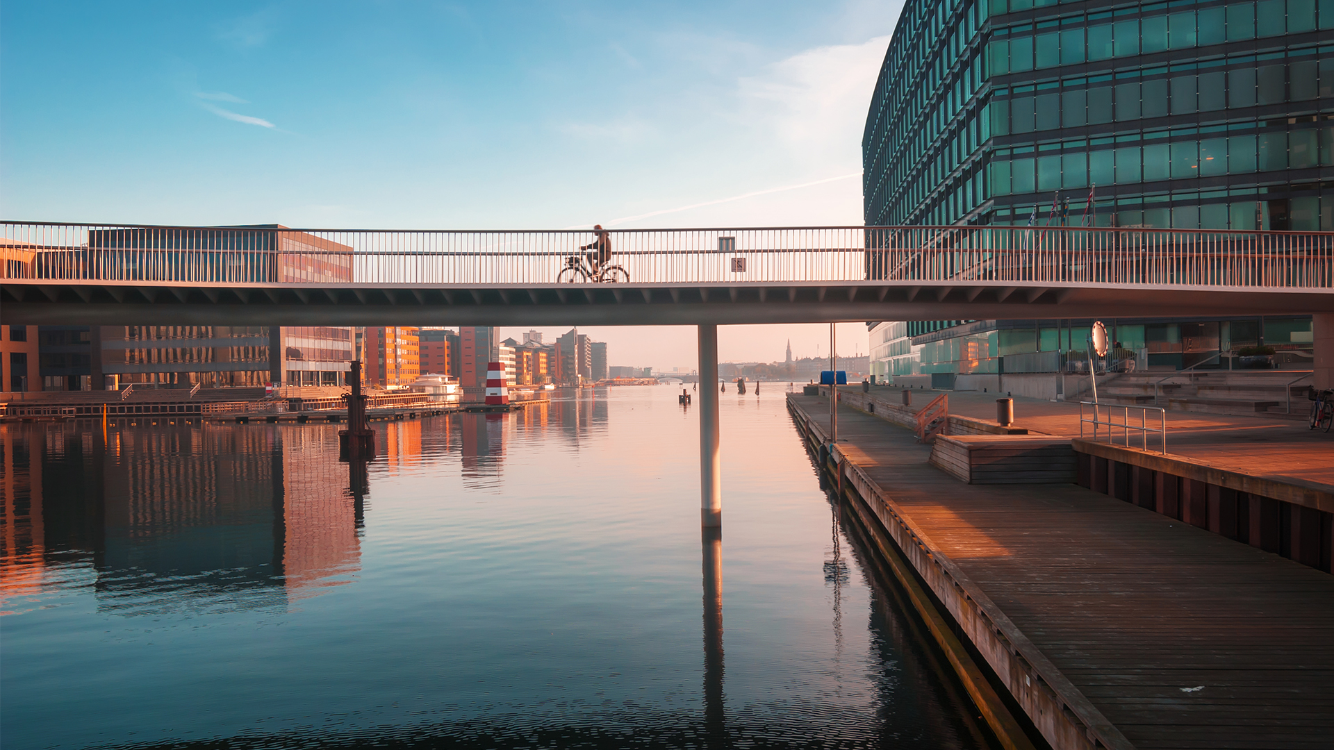 En cykelbro i København med en cykelist på vej over.