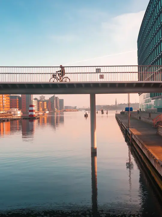 En cykelbro i København med en cykelist på vej over.