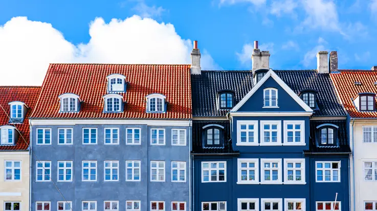 Farverrig række af huse