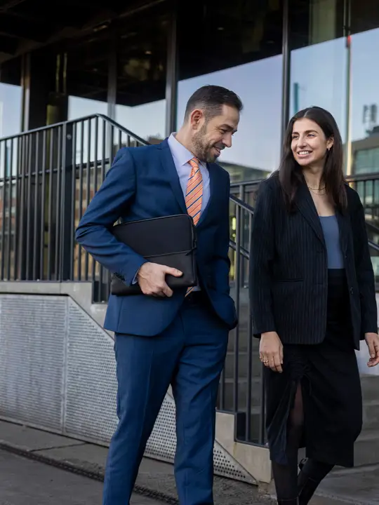 To medarbejdere går ved indgangen til Poul Schmiths domicil i København, KB32.