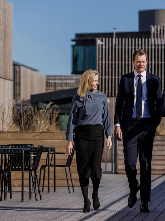 Medarbejdere hos Poul Schmith/Kammeradvokaten går på en tagterrasse.