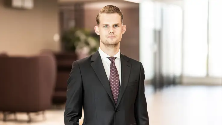 Frederik Alfast Damm hos Poul Schmith/Kammeradvokaten