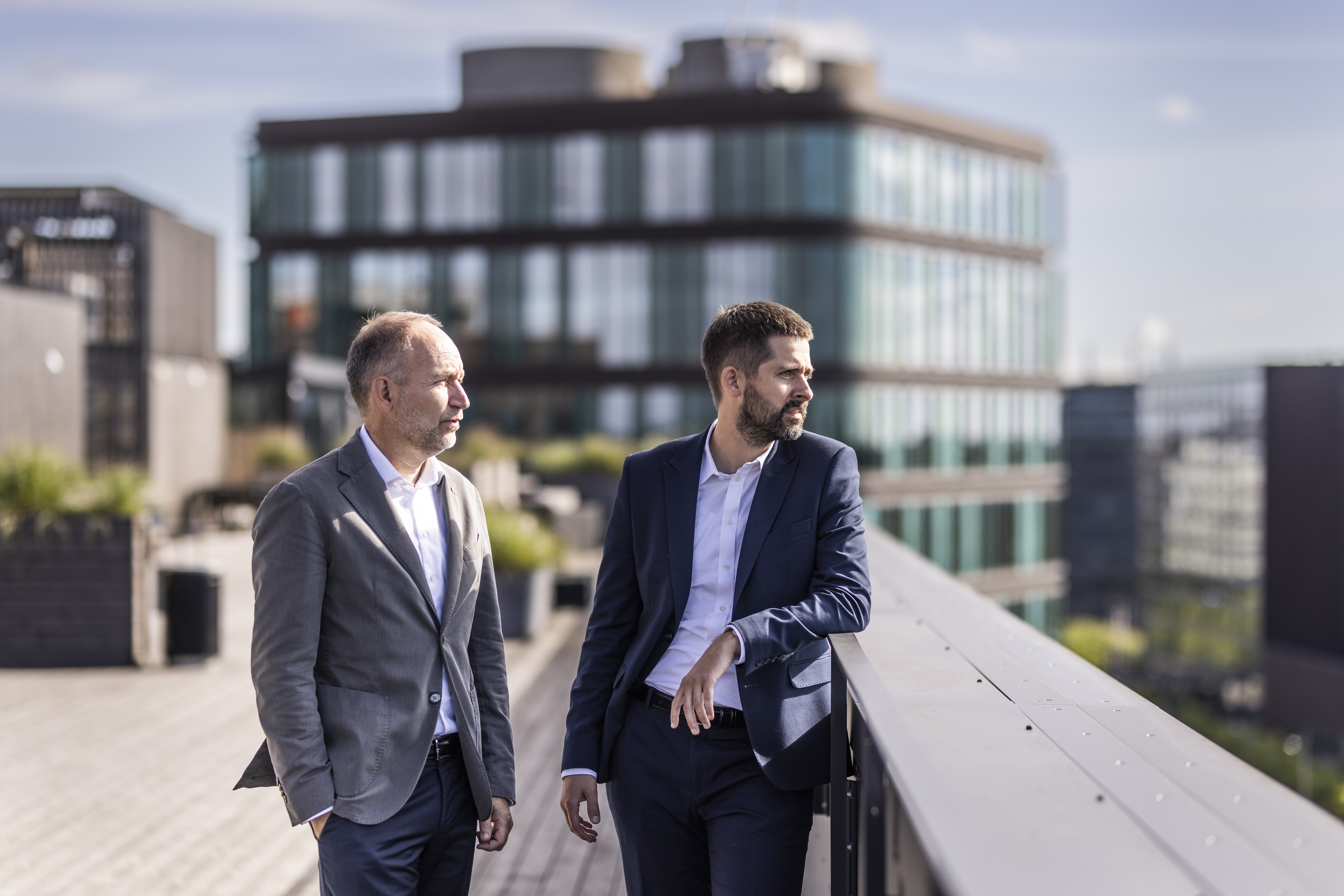 To advokater og partnere hos Poul Schmith, Tom Holsø og Emil Bisgaard, kigger ud over Kalvebod Brygge 32