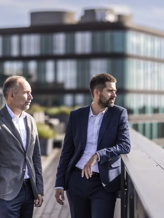 To advokater og partnere hos Poul Schmith, Tom Holsø og Emil Bisgaard, kigger ud over Kalvebod Brygge 32