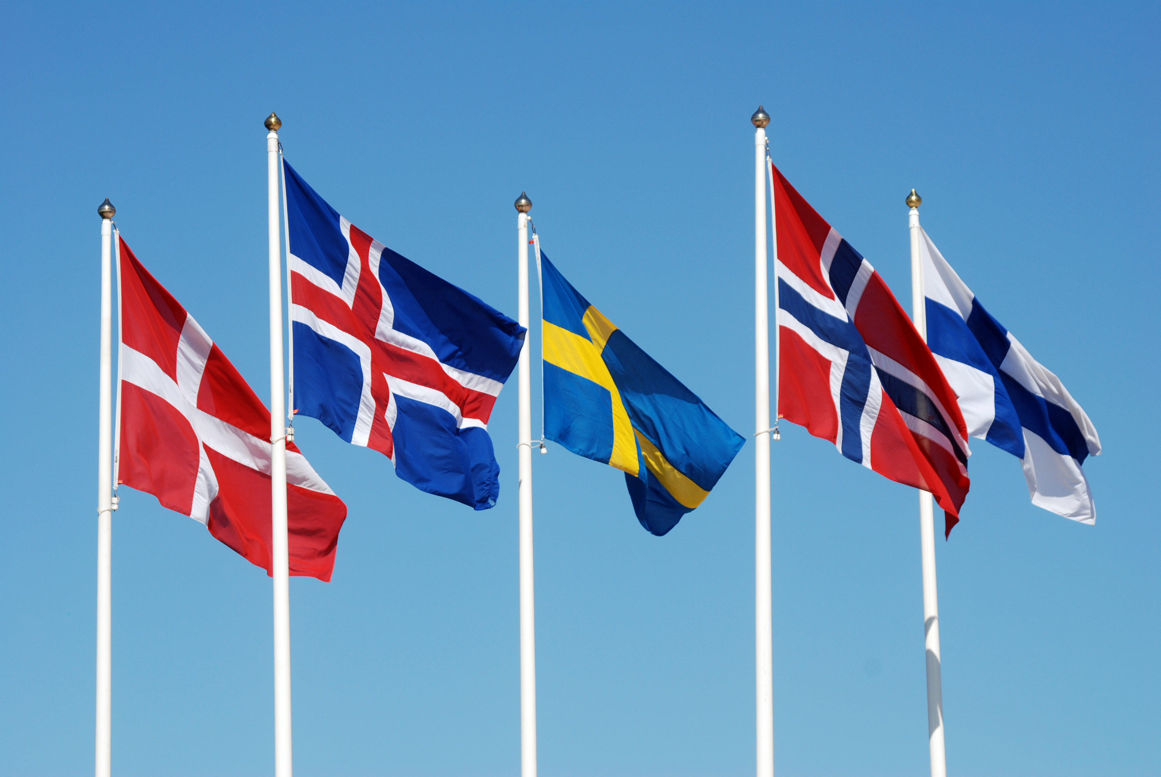 De nordiske flag med himlen som baggrund