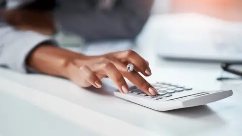 Person taster på en lommeregner