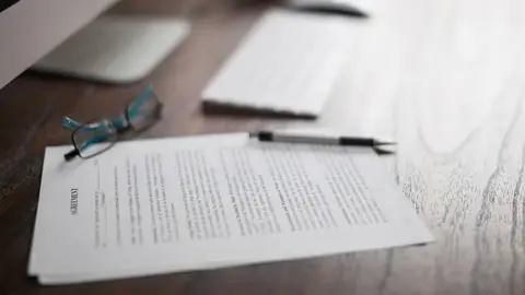 Retssagsdokumenter-skrivebord-kontrakt