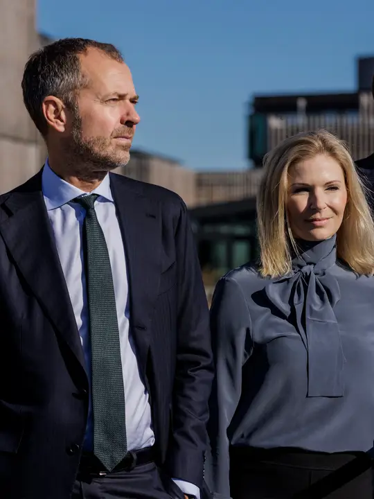 Tre medarbejdere fra Poul Schmith/Kammeradvokaten står på tagterassen og kigger ud.