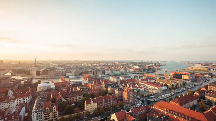Et billede i fugleperspektiv over København by.